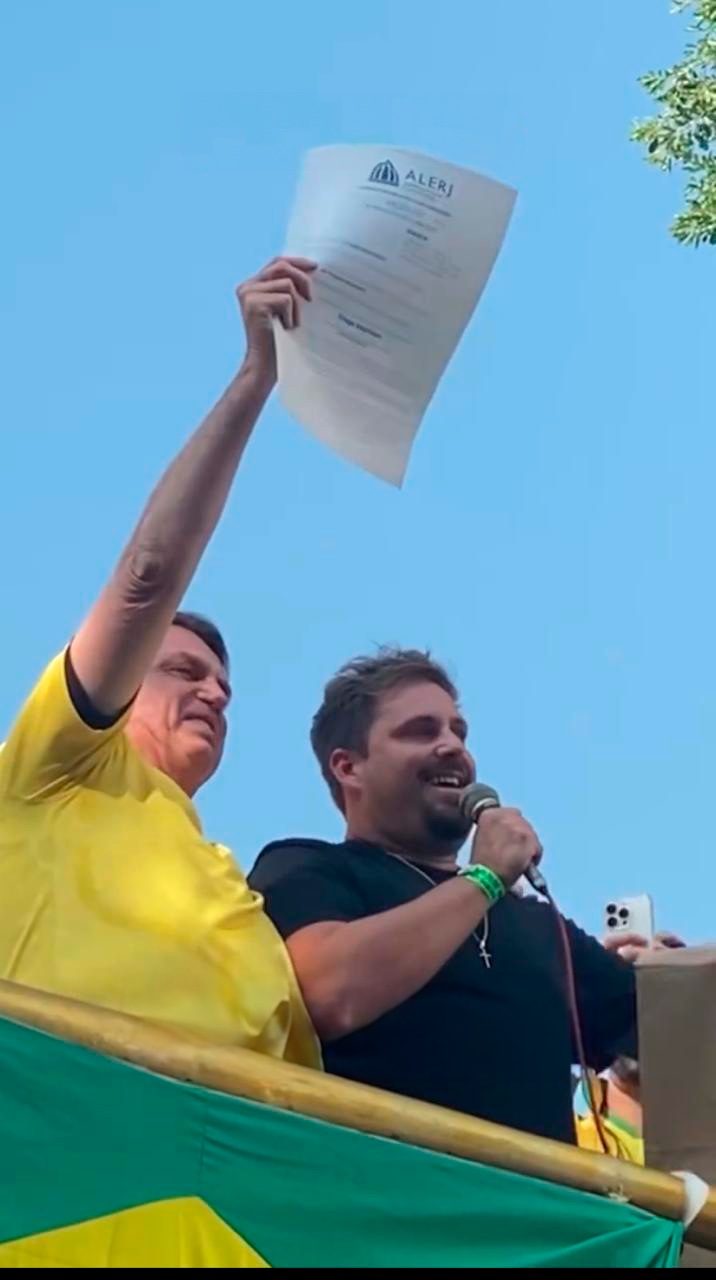 Thiago Gagliasso condecorando Jair Bolsonaro