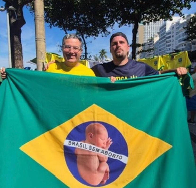 Thiago Gagliasso com a bandeira pró-vida em Copacabana
